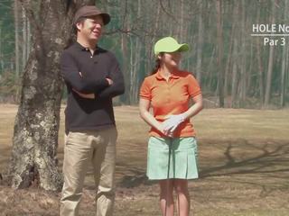 Golf üleskutse tüdruk saab teased ja kreemitud poolt kaks poisid